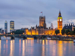 London's Westminster Bridge and Houses of Parliament. (Shutterstock)