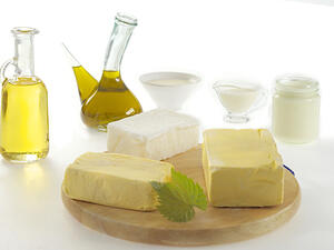 وتوجد الدهون المشبعة في المنتجات الحيوانية مثل اللحم والزبد والجبن