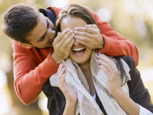 أول المفاتيح إلى قلب مولودة برج الحوت، أن تكون عاطفيًا ورومانسيًا (shutterstock.com)
