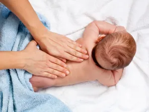 تمليح الوليد أي فرك جلده بالملح (shutterstock.com)
