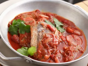 سمك التونة بصلصة البندورة (shutterstock.com)
