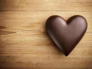 الآثار الإيجابية في الشوكولا السوداء سببها الفلافونيدات الموجودة في الكاكاو (shutterstock.com)
