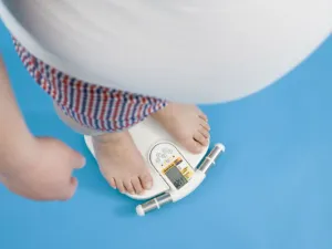 الدهون الثلاثية هي نوع من الدهون في الدم، يصنعه الجسم من السعرات الحرارية الزائدة (shutterstock.com)
