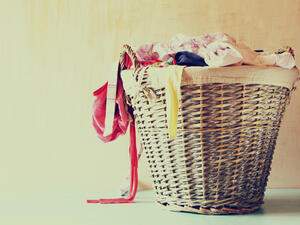 لا تخلطي الألوان ببعض ولا تخلطي الملابس الداخلية مع أخرى ثقيلة كالمناشف مثلاً (shutterstock.com)
