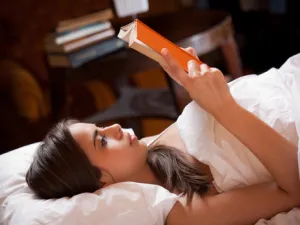 يجب الالتزام بالروتين المعتاد قبل النوم (shutterstock.com)
