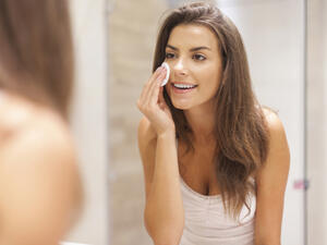 النوم من دون إزالة الماكياج يؤدى إلى تأكسد وتراكم الكريمات على البشرة