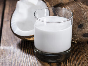 يعمل حليب الصبار كمنظف طبيعي للمكياج المتراكم على بشرتكِ