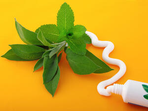 جربي معجون الاسنان لإزالة الشعر الزائد (shutterstock.com)
