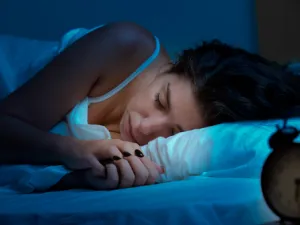 عدم تناول حبوب منوّمة لأنها تسبب ارتخاء عضلات الحلق (shutterstock.com)
