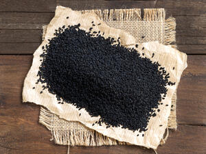 الحبة السوداء تستخدم لجلاء البلغم والانتفاخ وتنفع من الزكام