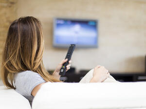 ينصح الباحثون بالتحرك أثناء مشاهدة التلفاز (shutterstock.com)