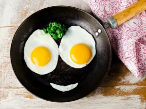 أن تناول بيضتين إلى ثلاث بيضات يومياً هي الكمية المثالية لكل شخص. (shutterstock.com)
