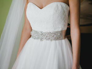 الحزام يضفي على فستان زفافك قدرا من الأناقة والأنوثة(shutterstock.com)
