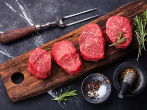 اللحم الأحمر بكثرة يزيد من خطر الإصابة بسرطان المعدة (shutterstock.com)
