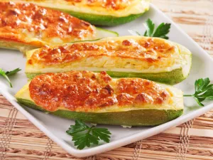 الكوسة المحشية بالجبنة (shutterstock.com)
