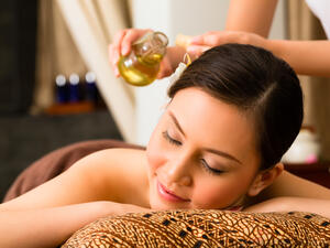 تعتمد الطريقة الهندية على استخدام زيت السمسم الدافىء (shutterstock.com)
