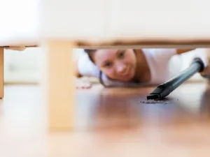 الفراغات الواضحة تحت الأثاث يظهر منها بعض الغبار، من السهل مسحهم وتنظيفهم (shutterstock.com)
