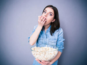  الفشار يسبب أضرارًا للأسنان أكثر من تلك التي تسببها الحلوى