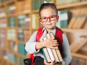 حمل حقيبة المدرسة الثقيلة لمسافات طويلة يعرض الاطفال للاصابة بمرض الاسكوليزم (shutterstock.com)
