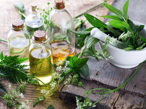 يستخدم مغلي البابونج في أوروبا كمشروب لعلاج القرحة (shutterstock.com)
