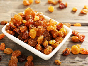 يساعد التناول اليومي للزبيب في تحسين عملية الهضم (shutterstock.com)
