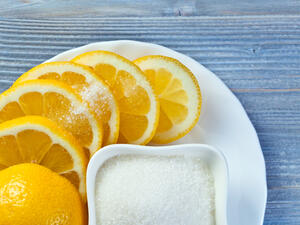استخدامي السكر والليمون لازالة الجلد الميت ويجعل البشرة أكثر إشراقًا