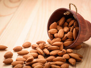 تحوي حبة متوسّطة من اللوز (مكسّرات) سبع سعرات حرارية