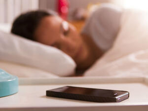 حذر خبراء الصحة من خطورة وضع الهاتف النقال بجوارك أثناء النوم  (shutterstock.com)