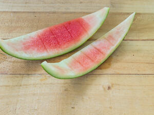 تحتوي الطبقة البيضاء من قشور البطيخ على نسبة عالية من فيتامين سي (shutterstock.com)
