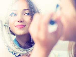 تجنبي وضع الهايلايتر في الصباح فهو غير ملائم للإطلالة الصباحية  (shutterstock.com)
