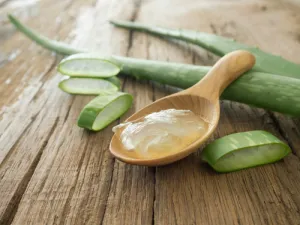 يعتبر قناع الألوفيرا من أكثر العناصر التي تقوم بتنظيف البشرة بشكل عميق (shutterstock.com)
