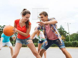 ينصح الخبراء الشباب ببناء العضلات وتقوية كثافة العظام (shutterstock.com)
