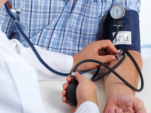 ارتفاع ضغط الدم مصحوبًا بغثيان أو قيء أو نزيف أنف