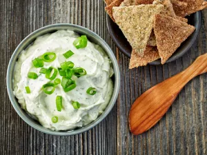 طريقة عمل "الثومية" بالمنزل (shutterstock.com)
