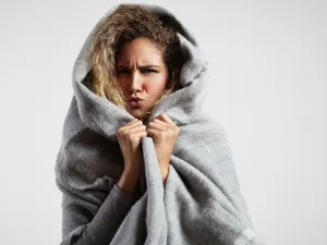 يرتجف الجسم عندما يكون الجو باردا (shutterstock.com)

