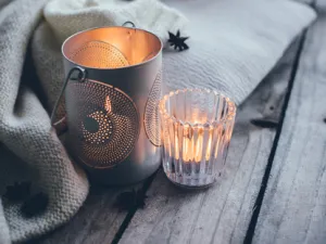 الشموع تضيف لمسة ساحرة على المكان.. لا تغفلي عنها (shutterstock.com)
