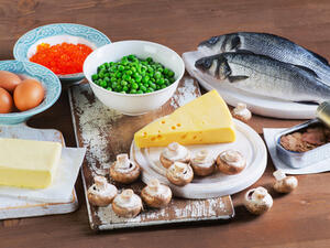 المصدر الوحيد لفيتامين (د) هو  زيت كبد الحوت وبعض الأسماك والبيض

اقرأ ايضًا: