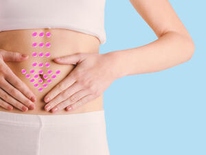 تناول المياه لكي تبقي المعدة في وضع رطب حيث ان الماء اساس الجهاز الهضمي