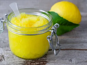 ملعقة صغيرة من عصير الليمون والسكر وملعقتين صغيرتين من العسل لها مفعول سحري (shutterstock.com)
