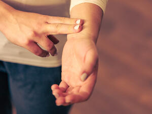 التوترات النفسية وارتفاع ضغط الدم يؤديان إلى أضرار في عقل المرأة