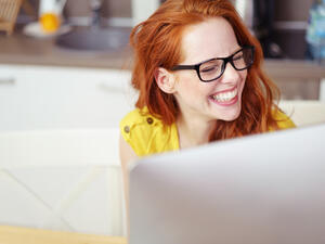 تتمتع المرأة ذات الشعر الأحمر بسحر يأسر الألباب لتفردها عن بقية النساء