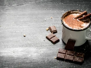 مشروب الكاكاو الساخن بالقرفة (shutterstock.com)