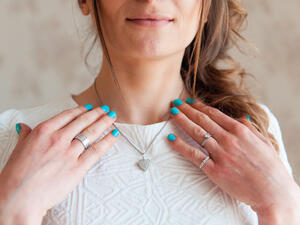 أضيفي إلى روتينك اليومي شرب ما لا يقل عن 8 أكواب من الماء يومياً. (shutterstock.com)
