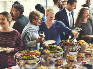 يراعى عدم اطالة الوقوف عند كل صنف من المأكولات (shutterstock.com)
