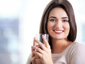 يعمل الماء على تصفية بشرتك ومعالجتها من الهلات السوداء (shutterstock.com)
