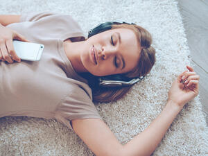 حذر خبراء الصحة دائمًا من خطورة وضع الهاتف النقال بجوارك أثناء النوم 