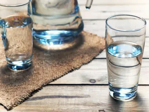 الماء ضروري لكل وظائف الجسم لأنه يسهّل عملية الهضم والامتصاص (shutterstock.com)
