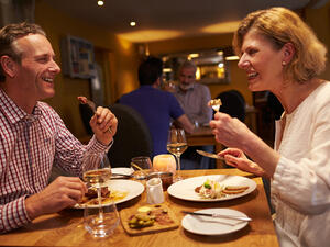 اللحوم الحمراء من البروتينات والدهون وهذا ما يجعل هضمها عسيرًا