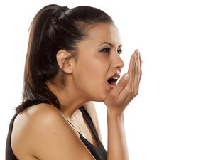 تنشأ رائحة الفم الكريهة نتيجة انتشار البكتيريا وإطلاق مركبات sulphur (shutterstock.com)
