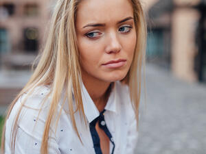 الوحدة تؤثر سلبًا على الحالة النفسية والعقلية (shutterstock.com)